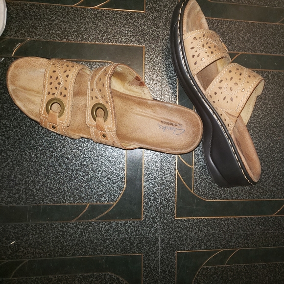 Clarks Clog Sandals - Picture 2 of 4